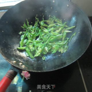 青椒豆腐卷炒肉的做法步骤：9