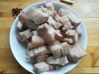 红烧肉盖饭的做法步骤：1