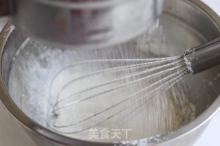 六寸中空戚风蛋糕的做法步骤：2