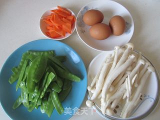 荷兰豆海鲜菇炒鸡蛋的做法步骤：1