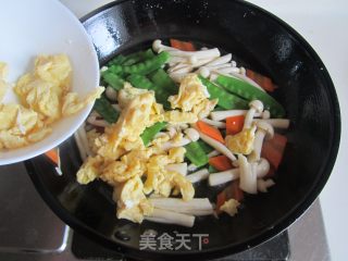 荷兰豆海鲜菇炒鸡蛋的做法步骤：9