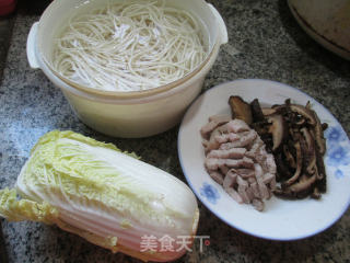 香菇猪肉娃娃菜炒面的做法步骤：1
