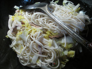 香菇猪肉娃娃菜炒面的做法步骤：5