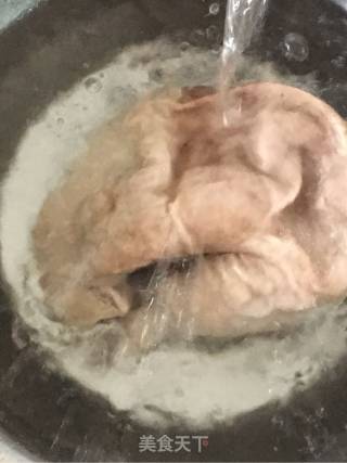 洋葱炒肚片的做法步骤：1