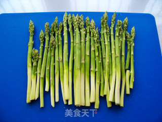 老干妈芦笋炒鸡蛋的做法步骤：1