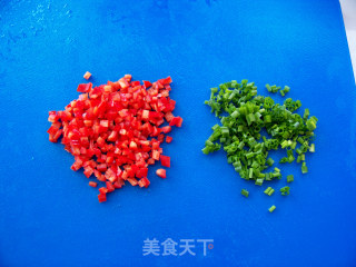 老干妈芦笋炒鸡蛋的做法步骤：3