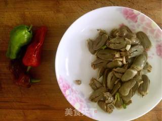 红椒炒鸭心的做法步骤：1