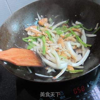 青椒腊肉油豆腐丝的做法步骤：5