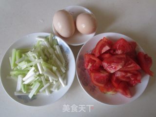 韭黄番茄炒鸡蛋的做法步骤：1