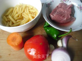 牛肉杂蔬意面的做法步骤：1