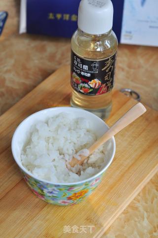 金枪鱼肠黄瓜寿司的做法步骤：2