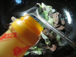 黑木耳圆白菜炒猪肝的做法步骤：10
