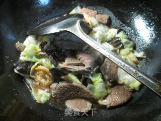 黑木耳圆白菜炒猪肝的做法步骤：12