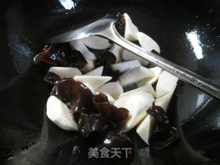 黑木耳茭白基围虾的做法步骤：4