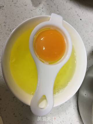 六寸圆形戚风蛋糕的做法步骤：1