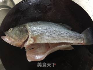 松子鱼的做法步骤：1