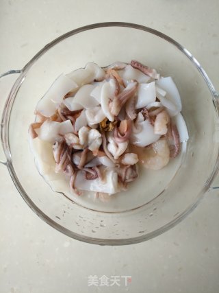 海鲜焗饭的做法步骤：1