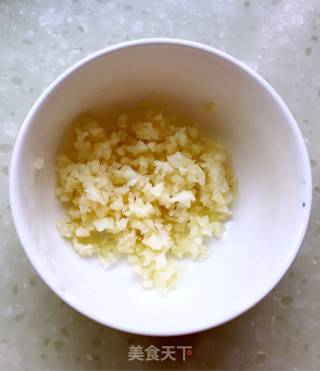 剁椒蒜蓉粉丝蒸丝瓜的做法步骤：1