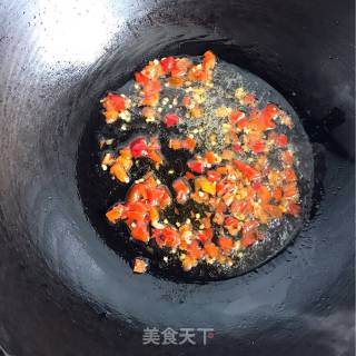 剁椒蒜蓉粉丝蒸丝瓜的做法步骤：2