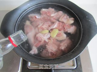 土黄瓜烧鸭腿的做法步骤：2
