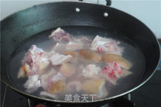 三杯酱香猪蹄的做法步骤：2