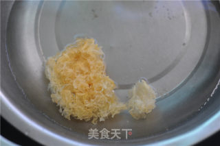 银耳南瓜补血汤的做法步骤：2