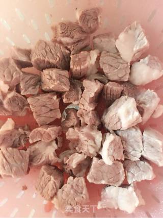 老坛酸菜牛肉面的做法步骤：1