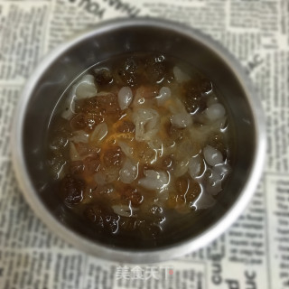 桃胶皂角米银耳羹的做法步骤：1