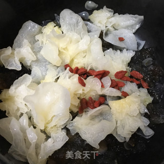 桃胶皂角米银耳羹的做法步骤：4