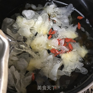 桃胶皂角米银耳羹的做法步骤：5
