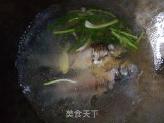鲫鱼汤的做法步骤：5