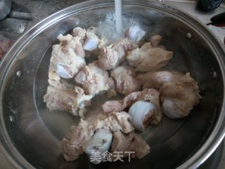 玉米胡萝卜猪骨汤的做法步骤：4