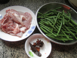 带豆烧大排的做法步骤：1