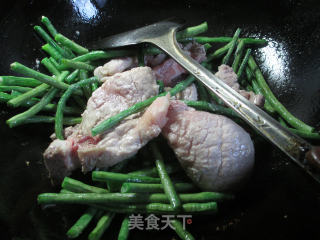 带豆烧大排的做法步骤：2
