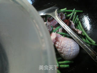 带豆烧大排的做法步骤：3