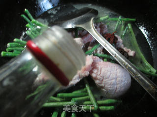 带豆烧大排的做法步骤：4