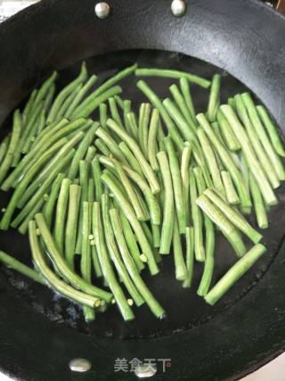 花生酱蒜泥豆角的做法步骤：2