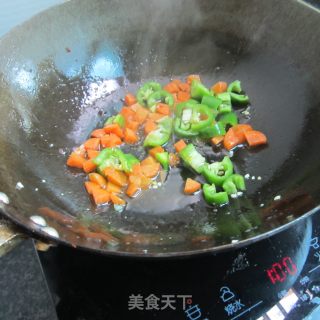 胡萝卜青椒猪血丁的做法步骤：2