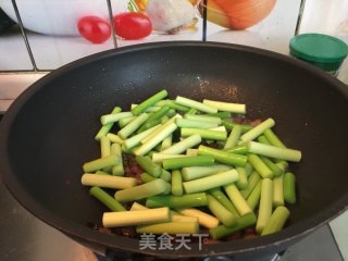 蒜苔炒腊肉的做法步骤：6