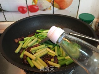 蒜苔炒腊肉的做法步骤：7