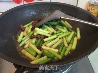 蒜苔炒腊肉的做法步骤：10
