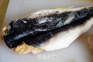 老黄瓜烧河豚鲞的做法步骤：1