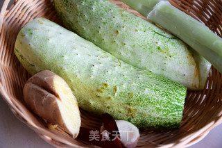 老黄瓜烧河豚鲞的做法步骤：2