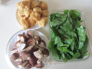 木耳菜香菇豆腐泡的做法步骤：1
