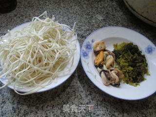 雪菜淡菜汤面的做法步骤：1