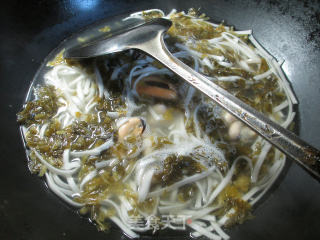 雪菜淡菜汤面的做法步骤：4