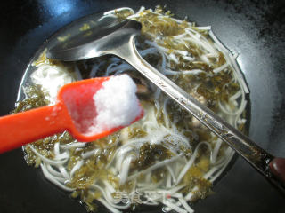 雪菜淡菜汤面的做法步骤：5