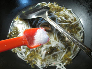 雪菜淡菜汤面的做法步骤：6