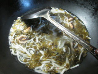 雪菜淡菜汤面的做法步骤：7