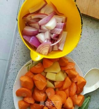 咖喱土豆胡萝卜牛肉的做法步骤：1